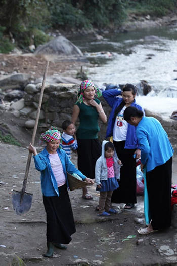 Sơn nữ Thái “tắm tiên”